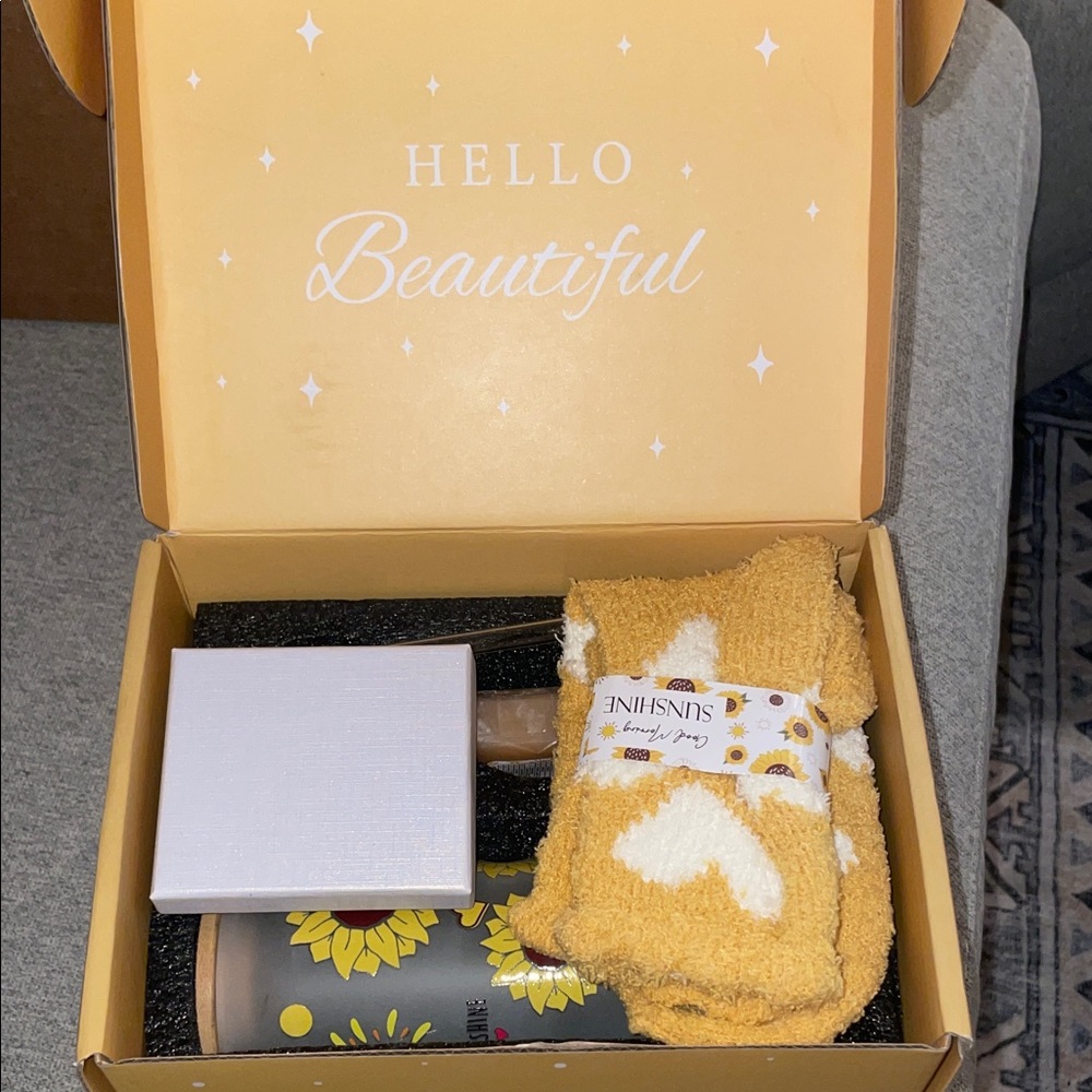 Sunshine Cozy Yellow Heart Fuzzy Socks - Women Bath & Body Gift Set